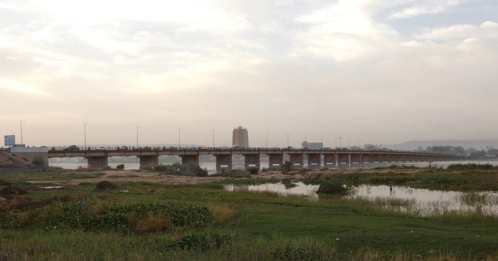 Le pont des Martyrs sur le fleuve Niger à Bamako, ville de la mission FMI Mali, avec la tour BCEAO au fond