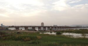 Le pont des Martyrs sur le fleuve Niger à Bamako, ville de la mission FMI Mali, avec la tour BCEAO au fond