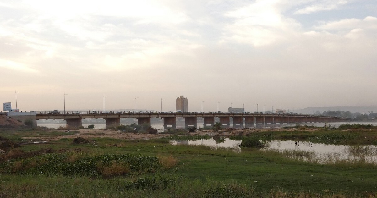 Le pont des Martyrs sur le fleuve Niger à Bamako, ville de la mission FMI Mali, avec la tour BCEAO au fond