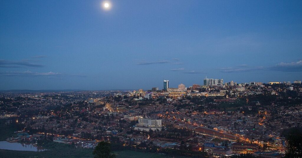 Vue de Kigali au crépuscule, capitale du Rwanda, en tête du CPIA 2025 de la Banque mondiale