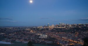 Vue de Kigali au crépuscule, capitale du Rwanda, en tête du CPIA 2025 de la Banque mondiale