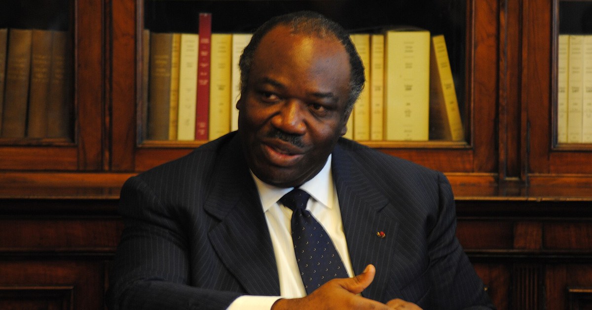 Portrait d'Ali Bongo Ondimba, ancien président du Gabon, assis devant une bibliothèque lors d'une conférence à Chatham House à Londres en 2012