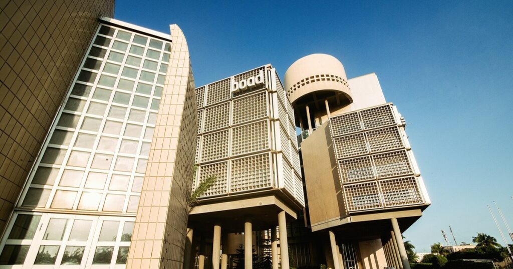Le siège de la BOAD à Lomé, immeuble moderniste sur pilotis aux façades en résille, pour illustrer l'alliance entre la BOAD et les chambres de commerce