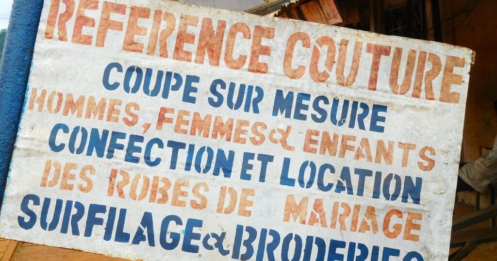 Enseigne peinte d'un atelier de couture à Éséka, une très petite entreprise visée par la microfinance au Cameroun