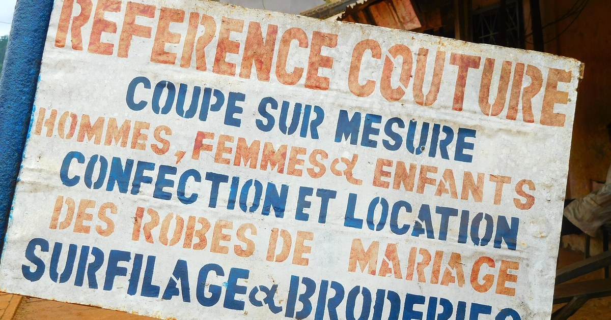 Enseigne peinte d'un atelier de couture à Éséka, une très petite entreprise visée par la microfinance au Cameroun
