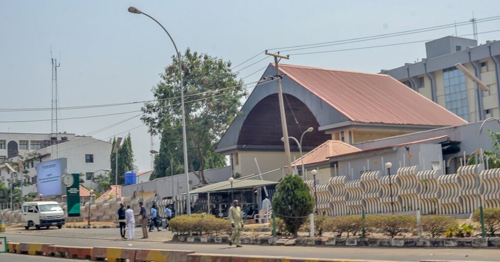 Siège de la Commission électorale nationale indépendante (INEC) à Abuja, vu depuis la rue, pour illustrer l'alerte sur l'achat de voix au Nigeria