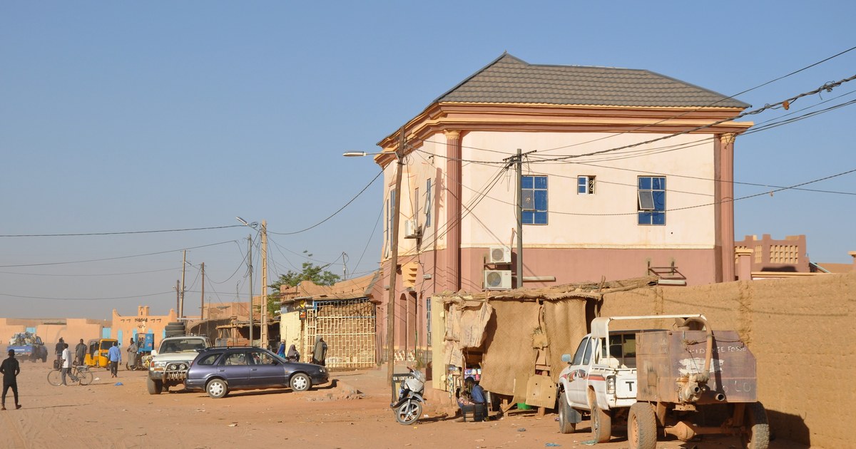 Rue d'Arlit, ville minière du nord du Niger où l'État reprend l'uranium de la Somaïr