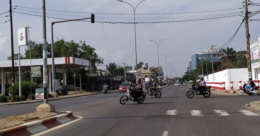 Avenue de Lomé avec motos, trottoirs et lampadaires, la ville pour laquelle Rodolphe Tchakpala propose des trottoirs de 3 mètres