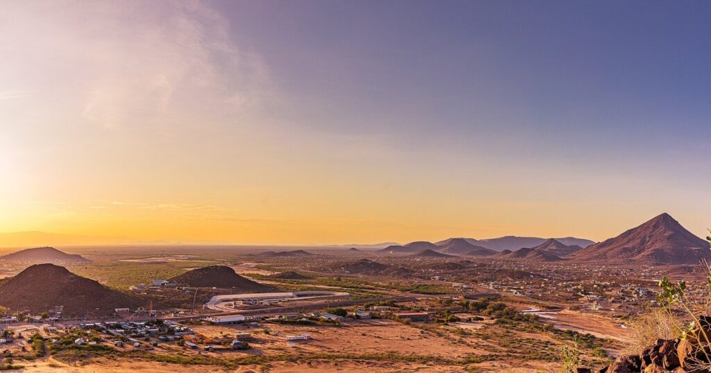Lodwar, chef-lieu du comté de Turkana au Kenya, au coucher du soleil, région du projet de pétrole de Turkana