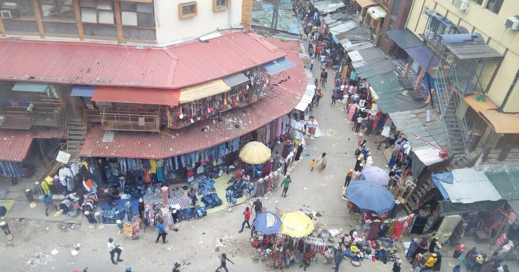 Marché de Balogun sur Lagos Island, où travaillent les commerçants informels visés par l'assurance maladie à Lagos