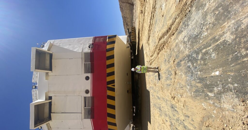 Engin d'extraction sur un site minier de phosphate au Maroc, matière première des cathodes LFP de Volkswagen à Kénitra
