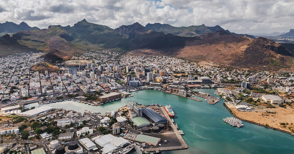 Port-Louis et son port vus du ciel, capitale de Maurice, 9e mondial de la liberté économique selon l'Institut Fraser