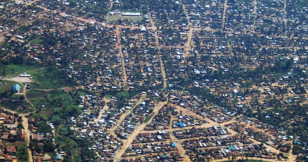 Vue aérienne de Bunia, chef-lieu de l'Ituri, foyer principal de l'épidémie Ebola RDC où le PAM construit un centre de traitement
