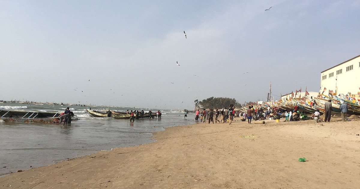 Pirogues échouées et pêcheurs sur la plage de Kayar, où le satellite sénégalais doit servir la surveillance de la pêche