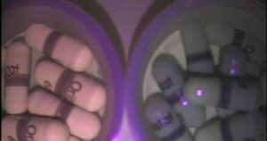 Gélules authentiques et faux médicaments comparés sous un détecteur de la FDA américaine