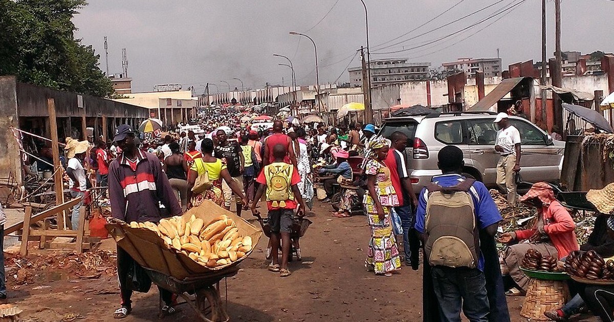 Vendeurs et clients au marché du Mfoundi à Yaoundé, où circulent les anciennes pièces BEAC