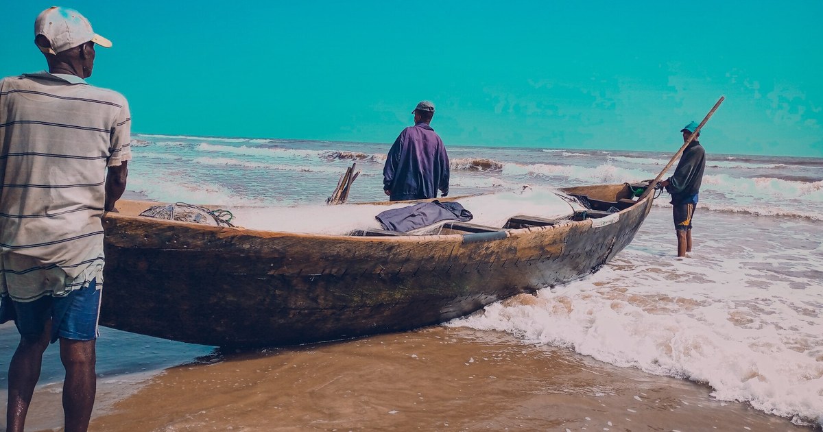 Pêcheurs artisanaux et leur pirogue chargée de filets sur la plage d'Ikuru, une côte exposée à la pêche illégale au Nigeria