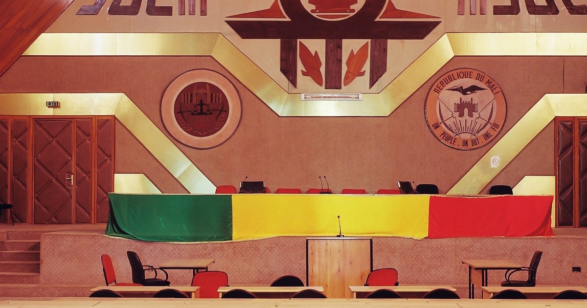 Estrade de l'hémicycle de l'Assemblée nationale du Mali à Bamako, drapée aux couleurs nationales, où se discute le budget du Mali