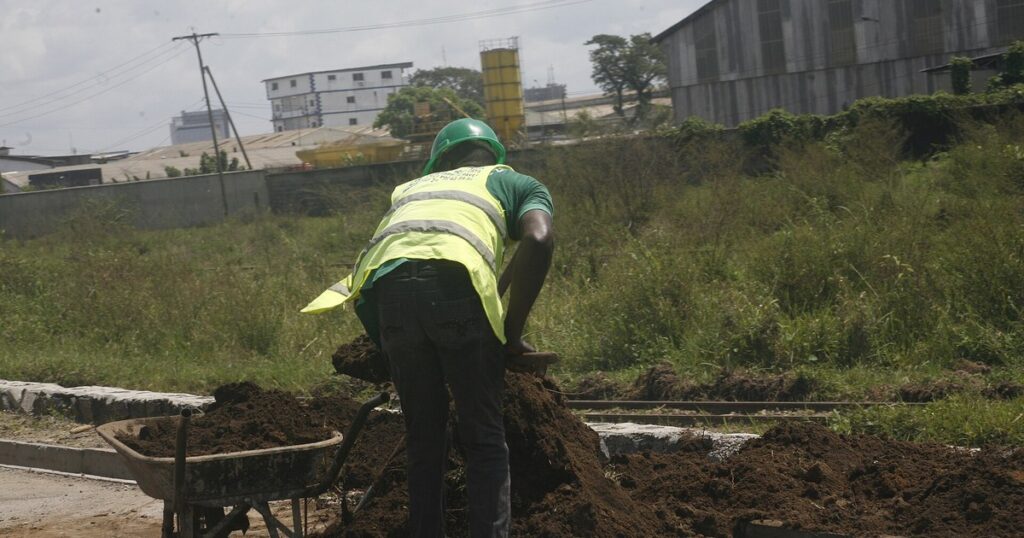 Ouvrier de chantier routier au Cameroun, travaux souvent garantis par des cautions bancaires dans les marchés publics