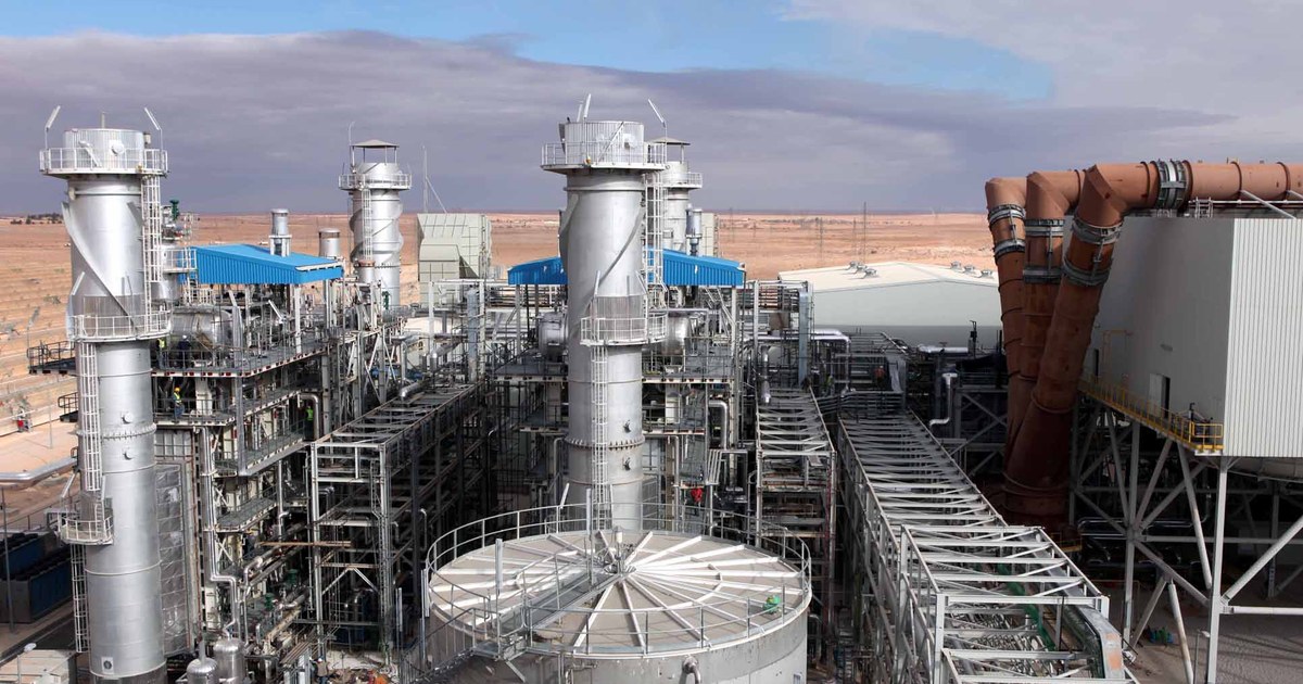 Centrale hybride gaz-solaire de Hassi R'mel, dans le désert algérien, symbole du solaire en Algérie face à la domination du gaz