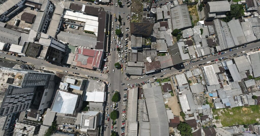Vue aérienne du boulevard de la Liberté à Akwa, quartier d'affaires de Douala, au Cameroun, premier marché des banques CEMAC par les dépôts