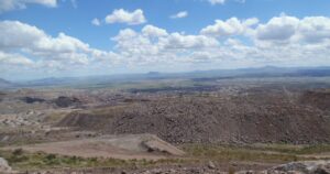 Terrils et déblais rocheux de la mine de fer de l'Ouenza dominant la ville et la plaine, dans l'est de l'Algérie, pour illustrer la nouvelle loi minière algérienne