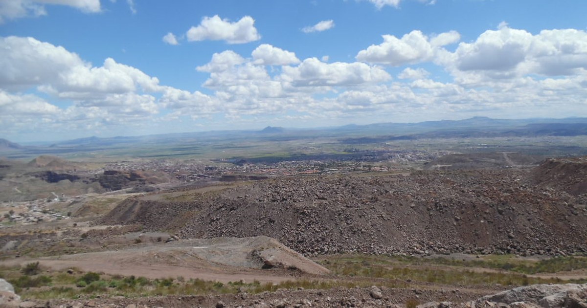 Terrils et déblais rocheux de la mine de fer de l'Ouenza dominant la ville et la plaine, dans l'est de l'Algérie, pour illustrer la nouvelle loi minière algérienne