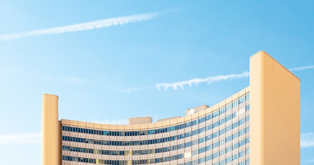 Tour courbe de l'Office des Nations unies à Vienne, ville où le bilan de l'opération Confrontation Ghost a été présenté