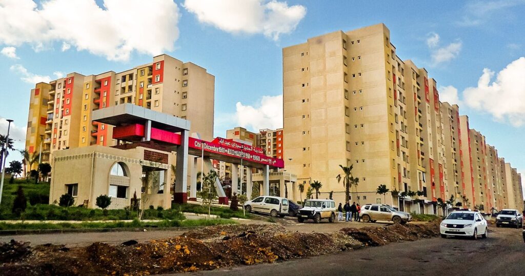 Immeubles de logements location-vente de l'AADL dans la ville nouvelle de Sidi Abdellah, près d'Alger, avec l'entrée de la cité 11-Décembre-1960, en illustration du programme AADL 3