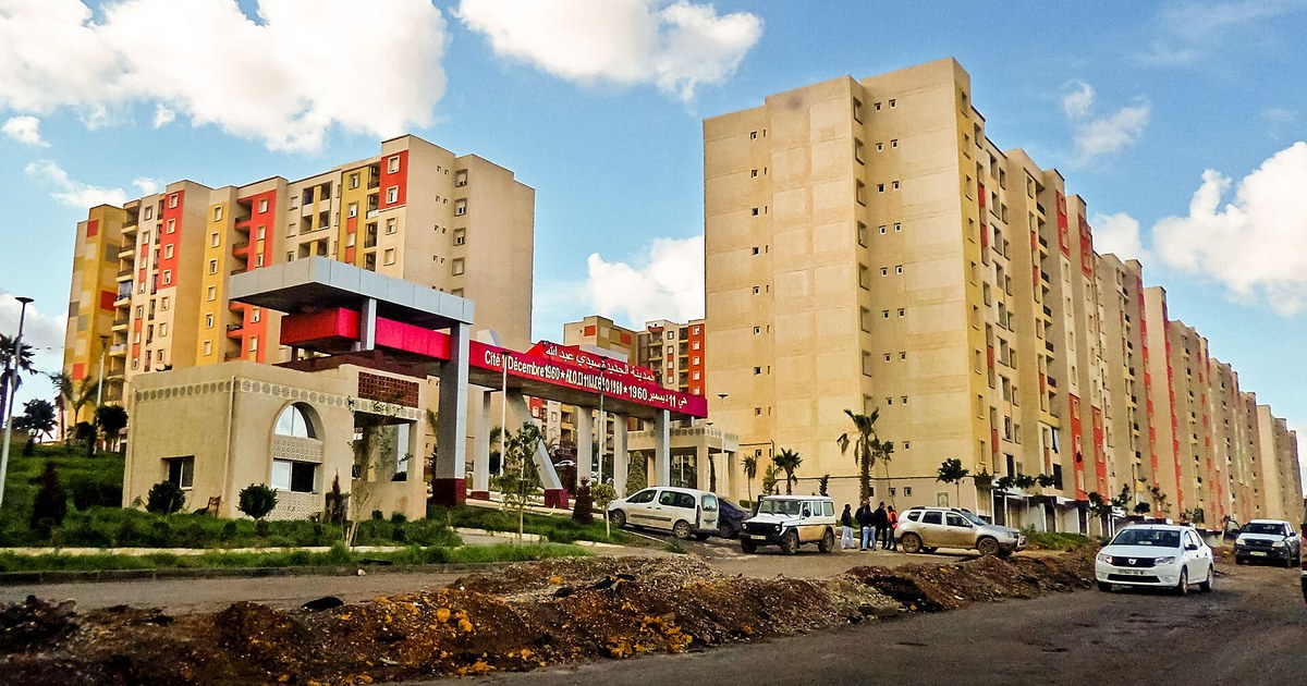 Immeubles de logements location-vente de l'AADL dans la ville nouvelle de Sidi Abdellah, près d'Alger, avec l'entrée de la cité 11-Décembre-1960, en illustration du programme AADL 3