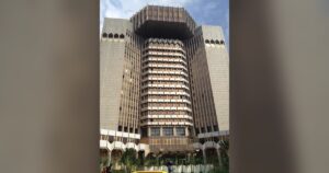 Siège de la BEAC à Yaoundé, banque centrale qui retire cinq anciennes gammes de pièces de la CEMAC
