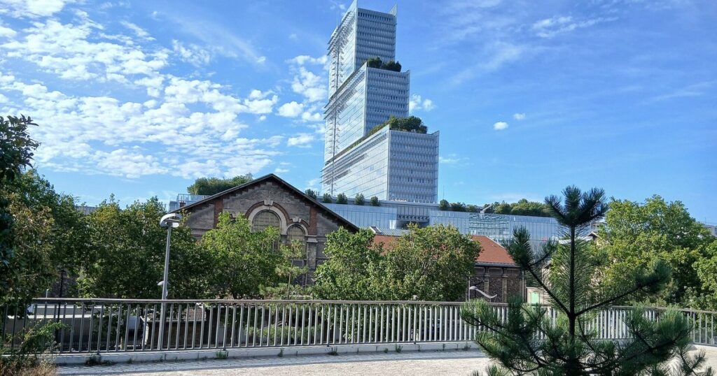 Le Tribunal de Paris, dans le quartier des Batignolles, vu depuis le parc Clichy-Batignolles, en illustration de la mort de Paul Barril