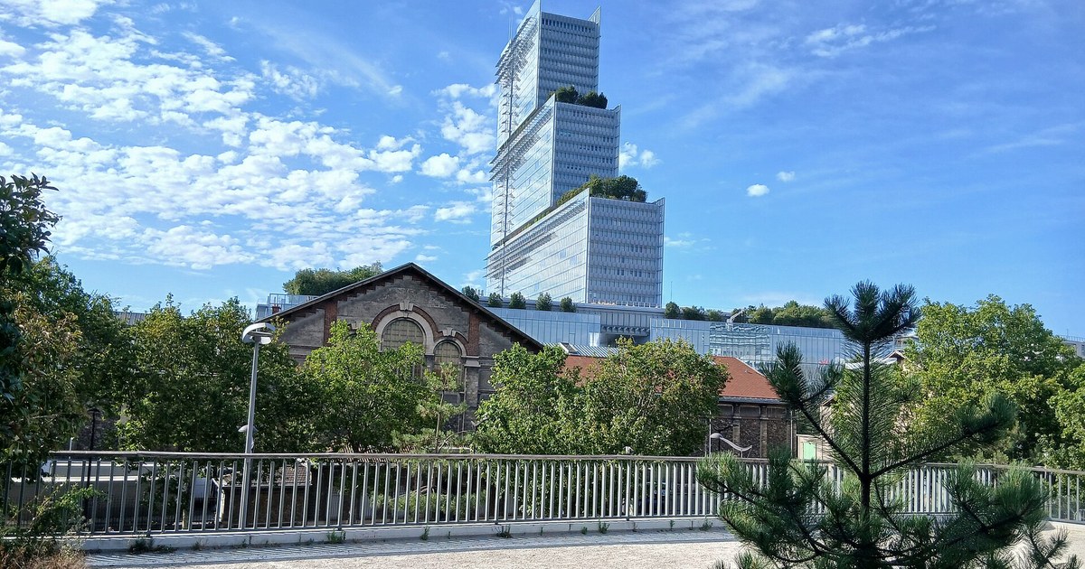 Le Tribunal de Paris, dans le quartier des Batignolles, vu depuis le parc Clichy-Batignolles, en illustration de la mort de Paul Barril