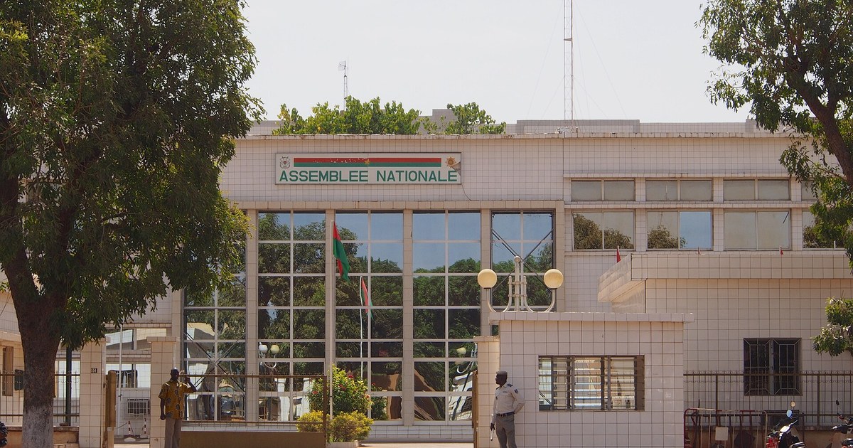 Entrée du bâtiment de l'Assemblée nationale à Ouagadougou, photo d'archives (2013) illustrant le vote sur la peine de mort au Burkina