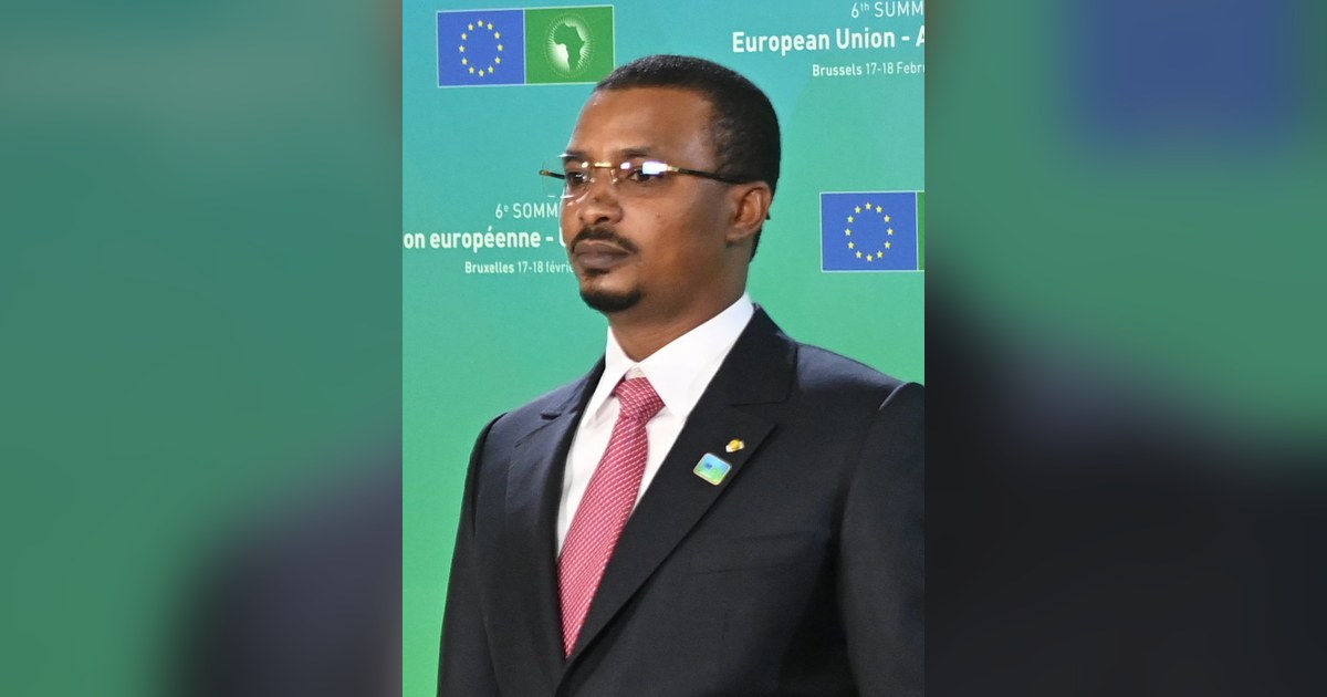 Portrait du président tchadien Mahamat Idriss Déby Itno en costume sombre, pour illustrer la relance de la défense France-Tchad