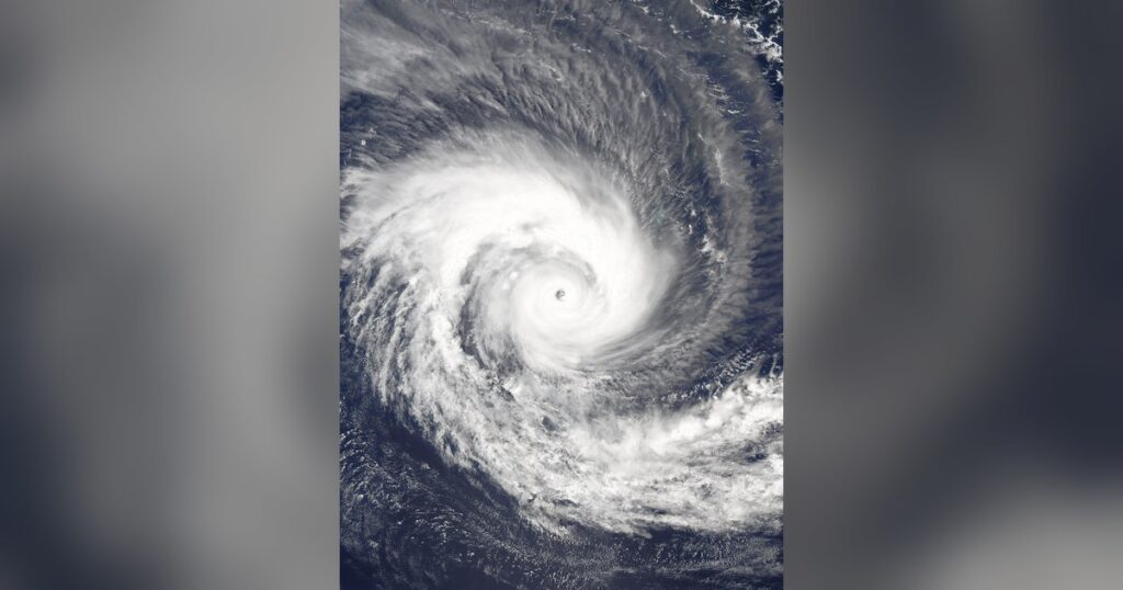 Le cyclone Batsirai vu par satellite en février 2022, avant de frapper Madagascar, qui finance son assurance climatique