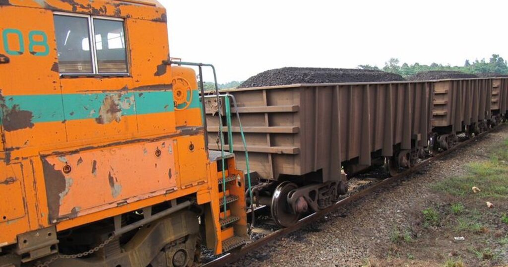 Train du Transgabonais chargé de minerai, symbole des permis miniers au Gabon que l'État reprend après audit