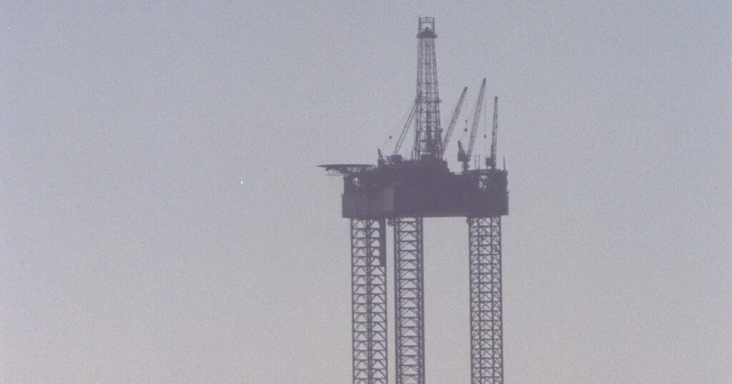 Plateforme de forage autoélévatrice dressée sur ses trois jambes en mer, du même type que celle du naufrage Prospector 5 (photo d'illustration prise en Louisiane)