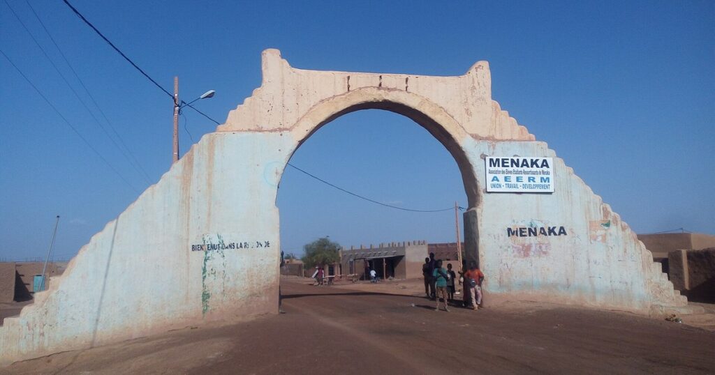 Porte d'entrée de la ville de Ménaka, au Mali, région où des civils ont été tués le 18 octobre 2026