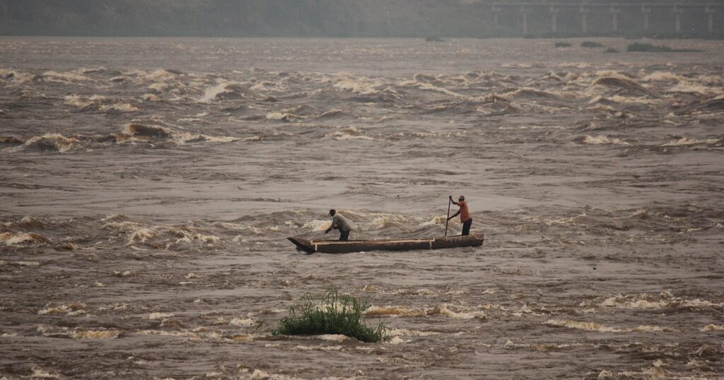 Pêcheurs en pirogue dans les rapides du fleuve Congo entre Kinshasa et Brazzaville