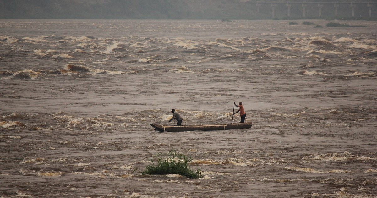 Pêcheurs en pirogue dans les rapides du fleuve Congo entre Kinshasa et Brazzaville