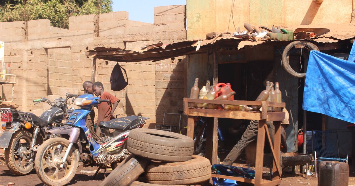 Vente de carburant au détail à Bamako, où arrivent les citernes escortées par l'armée