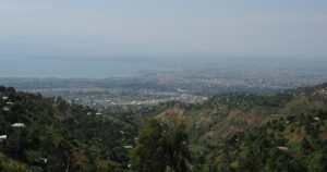 Vue de Bujumbura et du lac Tanganyika, capitale économique du Burundi où sont attendus des expulsés des États-Unis