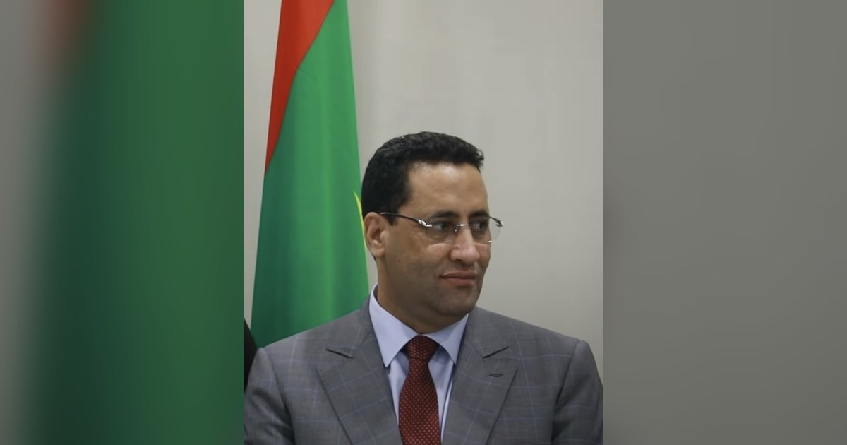 El Moctar Ould Djay, Premier ministre mauritanien, devant le drapeau de la Mauritanie, pour illustrer le nouveau gouvernement Ould Djay