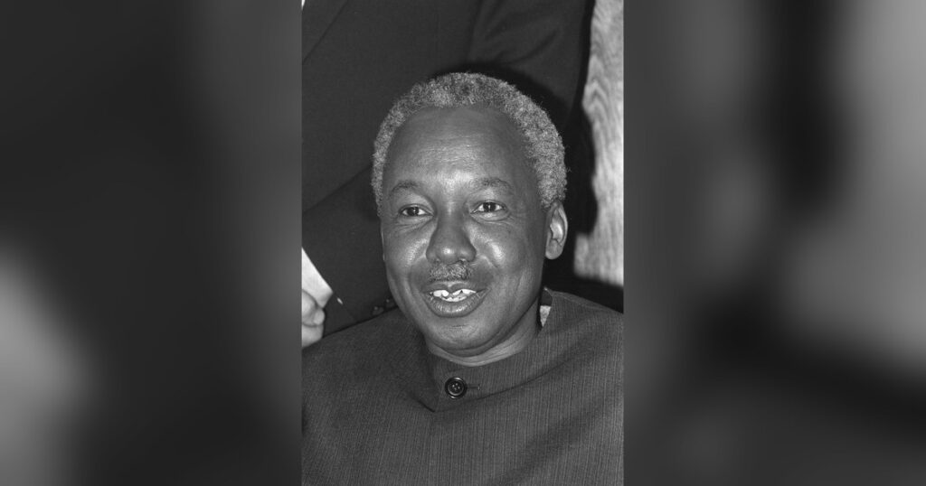 Portrait en noir et blanc de Julius Nyerere, souriant, en veste à col montant, en 1975