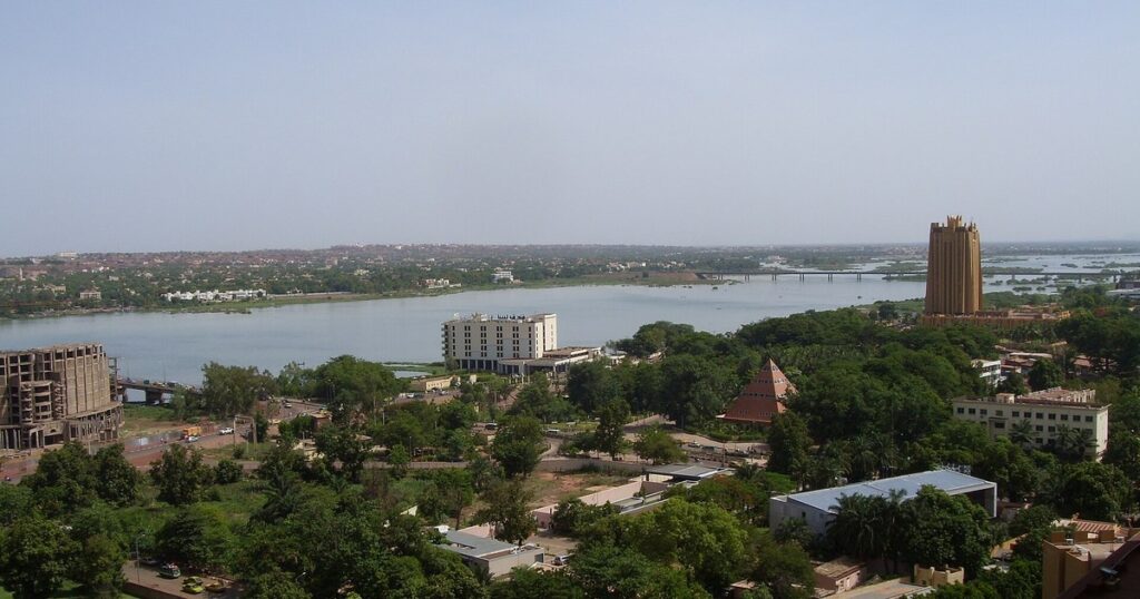 Bamako, la tour de la BCEAO et le fleuve Niger : la dette du Mali sera refinancée à 70 % d'ici 2029