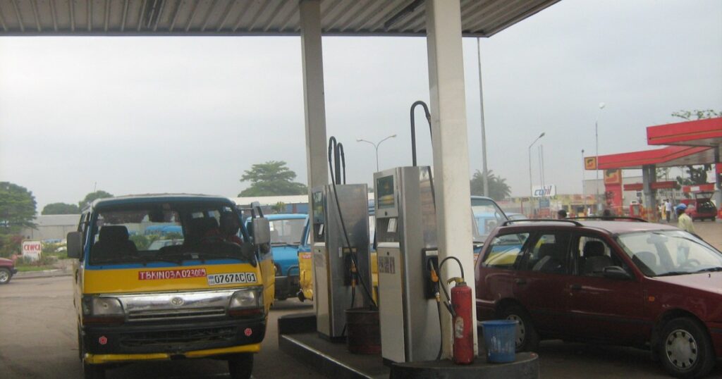 Station-service à Kinshasa, où les files d'attente relancent le projet de pipeline RDC