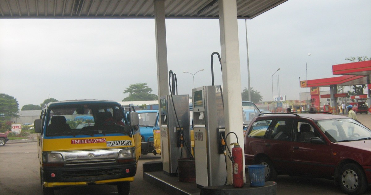 Station-service à Kinshasa, où les files d'attente relancent le projet de pipeline RDC