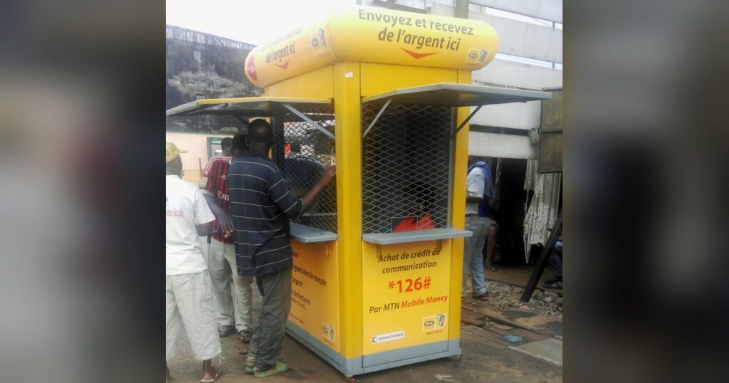 Kiosque MTN Mobile Money au Cameroun, où un téléphone bloqué pour défaut de dédouanement perd l'accès au réseau