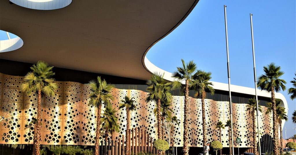Façade du terminal de l'aéroport Marrakech-Menara, l'un des quatre aéroports du Maroc financés par la BAD